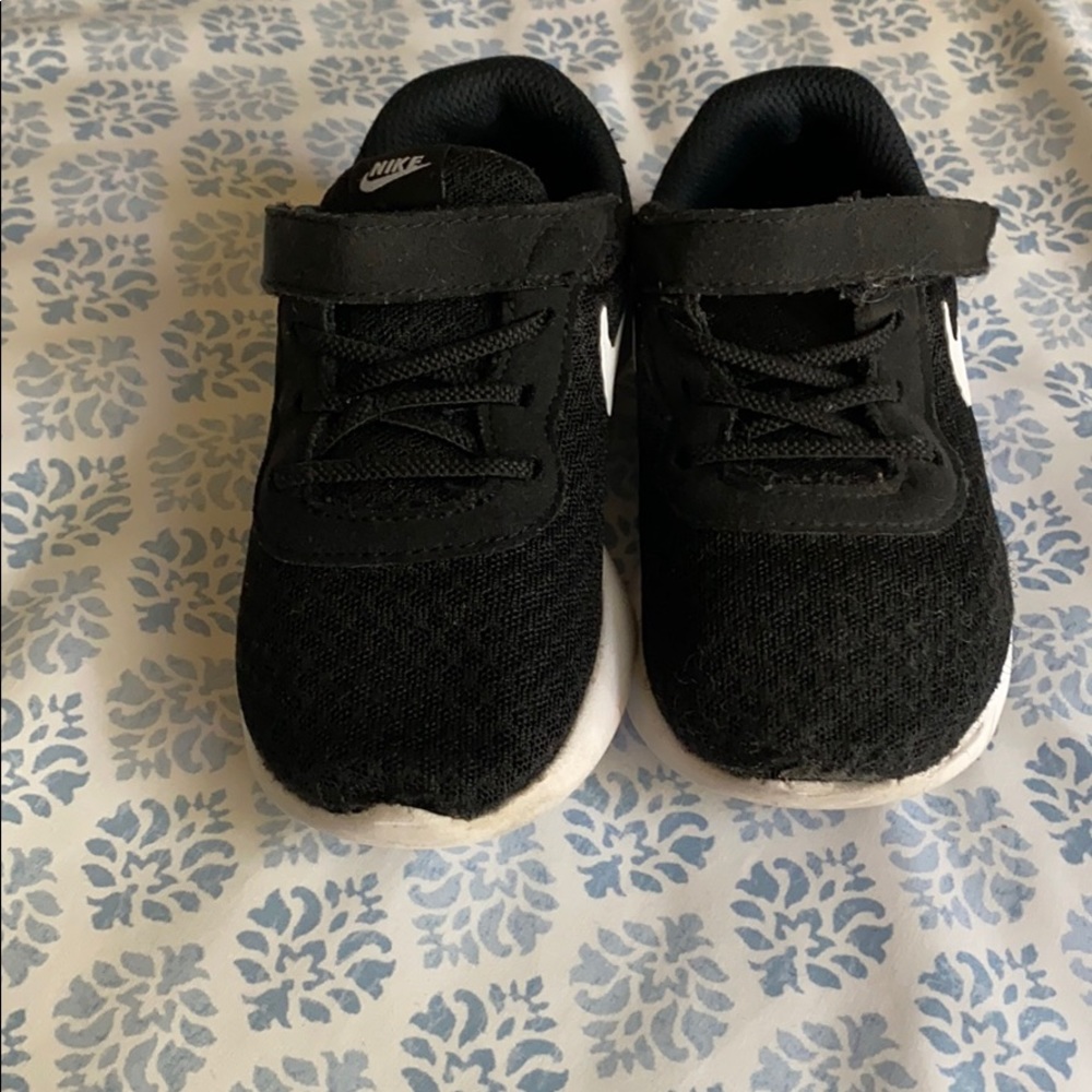 Like new Little Kids' Tanjun Casual Sneakers